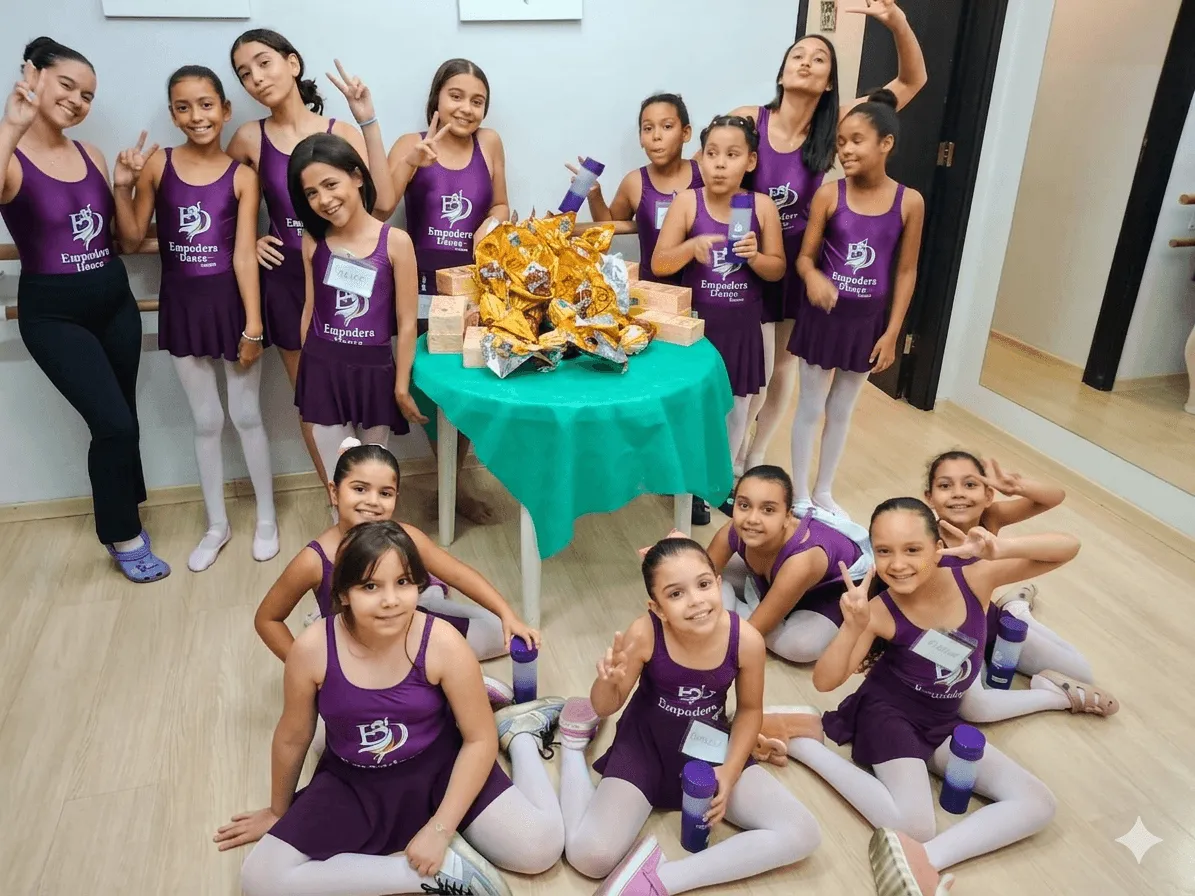 Meninas do Empodera Dança comemorando